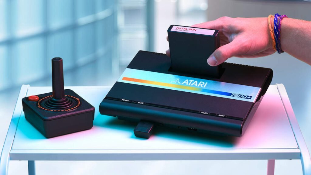 Novo console Atari 7800+, com controladores wireless e cartuchos de jogo da Atari começam a ser enviados!