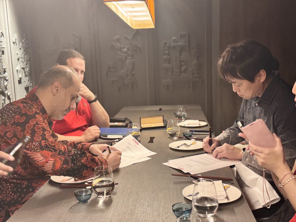 Sultan Darmaki (Red Dunes Games - Esquerda), Takuma Endo (ACQUIRE CORP. Direita)