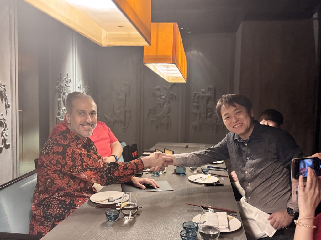 Sultan Darmaki (Red Dunes Games - Esquerda), Takuma Endo (ACQUIRE CORP. Direita) - aperto de mãos