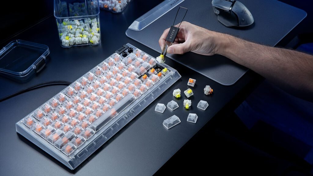 Cada detalhe importa. Do keycap à camada interna, cada elemento foi refinado para proporcionar harmonia visual, precisão tátil e iluminação RGB vibrante. Foto: Reprodução/Razer
