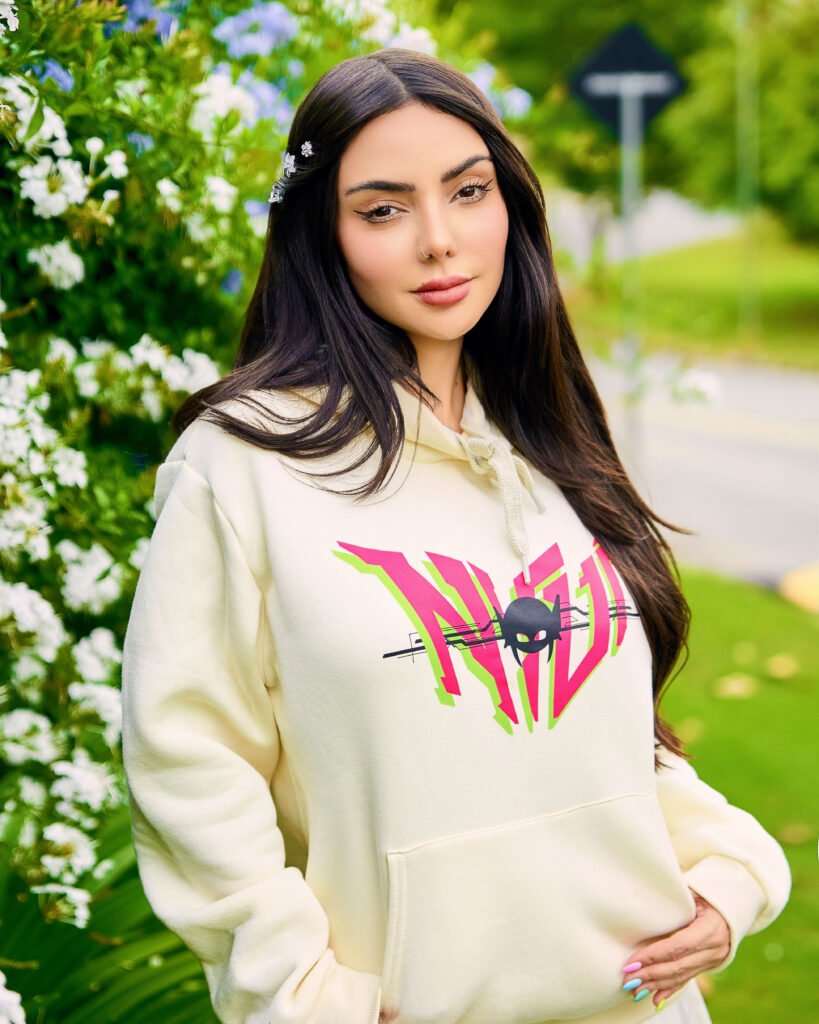 Nyvi Estephan vestindo moletom da nova coleção.Divulgação/PeB