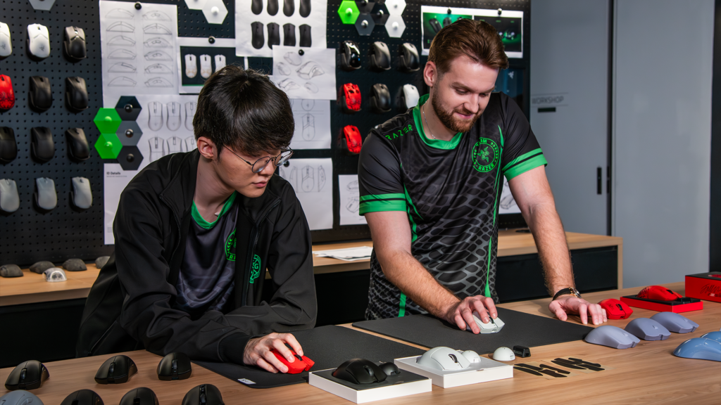 Lendas dos esports, Lee "Faker" Sang-Hyeok e Nikola "NiKo" Kovač, no estúdio de design da Razer. Foto: Razer
